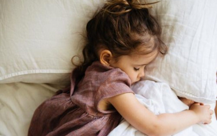 Vào thay quần áo cho con gái đang ngủ, bà mẹ hoảng hốt bế con chạy ngay khi nhìn thấy thứ nằm trên giường