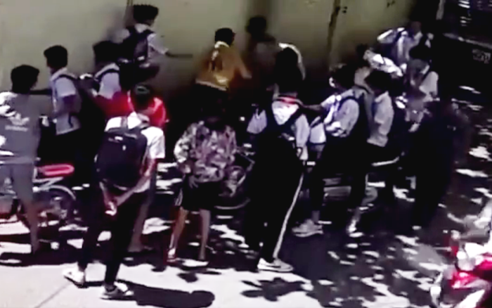Nam sinh lớp 8 bị đánh hội đồng ngay gần cổng trường khi vừa tan học