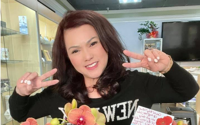 Bà xã cố nghệ sĩ Chí Tài nhận được quà 8/3 muộn nhưng vẫn rất vui: Là chú heo cùng lẵng hoa