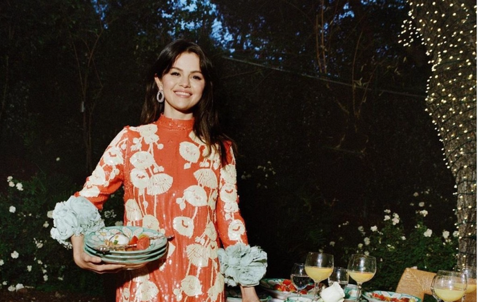 Selena Gomez diện váy Gucci giống Áo Dài trên tạp chí Vogue, fan Việt sướng rơn