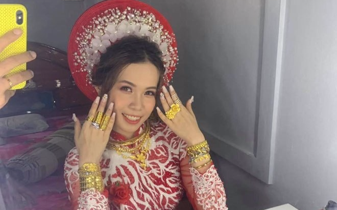 Cô dâu Cà Mau đeo vàng 'trĩu cổ' nhưng gia thế 'xuất sắc' mới là điều gây chú ý