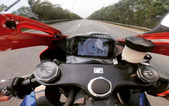 Tài xế Honda CBR phóng gần 300km/h trên đại lộ Thăng Long, đăng cả video lên MXH để khoe chiến tích