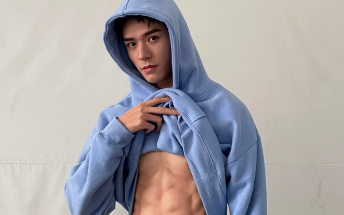 'Mỹ nam Sơn hà lệnh' Cung Tuấn khoe cơ bụng ăn mừng Weibo đạt 10 triệu lượt theo dõi