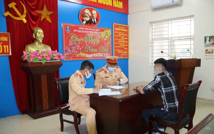 Tài xế vít ga gần 300km/h trên Đại lộ Thăng Long bị phạt 10,5 triệu đồng