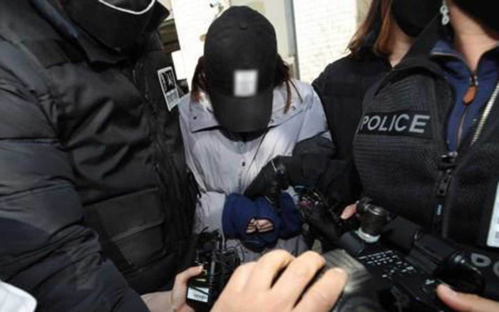 Người phụ nữ bỏ mặc xác con chết khô trong nhà, cảnh sát phát hiện bà ngoại mới là mẹ đứa trẻ