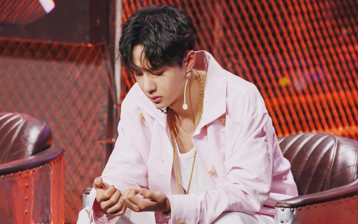 Vương Nhất Bác đội tóc giả đi làm, fan phát hiện idol bị chấn thương