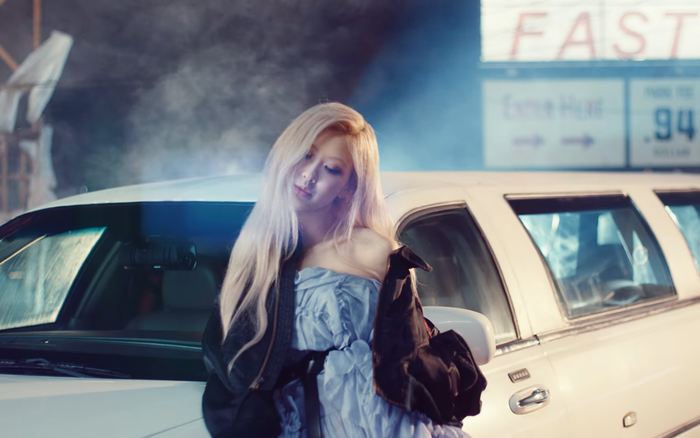Rosé chính thức debut solo với 'On The Ground': Nhạc nghe một lần đã muốn 'quẩy'