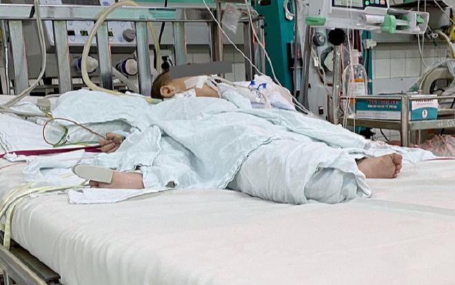 Một bé trai 13 tháng tuổi nguy kịch do uống nhầm dầu thắp đèn