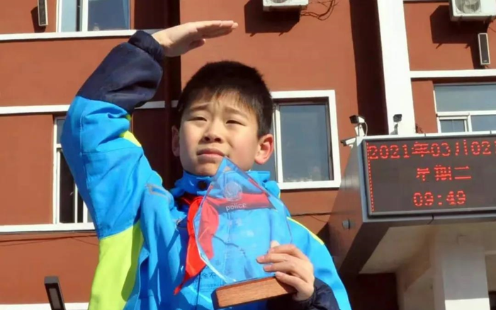 Cậu bé nhặt được hơn 900 triệu đồng, chủ động trả cho người mất nhưng nhận được câu trả lời khó hiểu