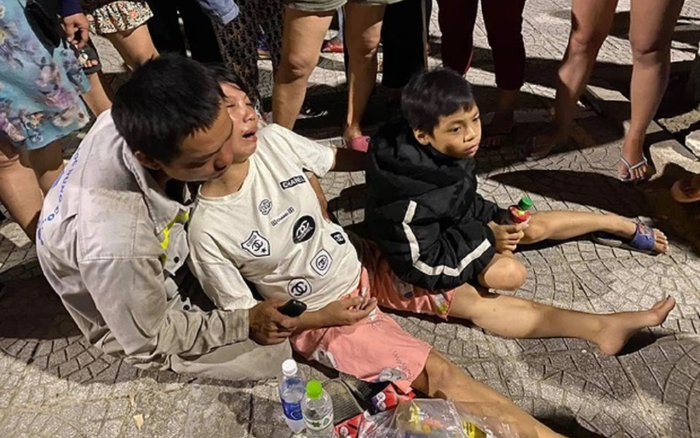 Bé trai 7 tuổi đuối nước khi đi tắm biển cùng anh trai, mẹ đang mang thai khóc ngất khi nhận thi thể con