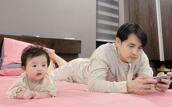 Đông Nhi khoe ảnh chồng và con gái đều chăm chú 'nghiên cứu công việc'