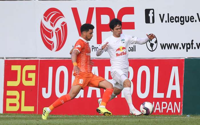 HLV Kim Sang Sik: 'Các cầu thủ ở V-League chạm nhẹ là ngã' 2 Công Phượng không có tình ăn vạ - Saostar.vn