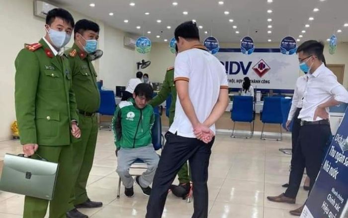 Hà Nội: Bắt giữ đối tượng mặc đồng phục xe ôm công nghệ xông vào cướp ngân hàng BIDV giữa trưa