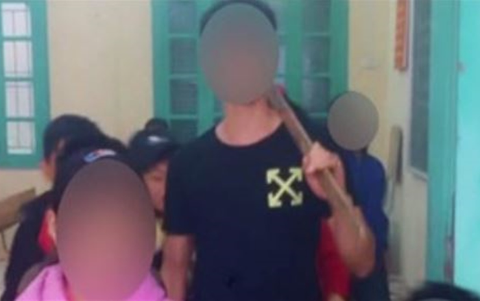 Xôn xao đoạn clip ghi lại cảnh 'thầy giáo' hùng hổ vác gậy đi giải quyết mâu thuẫn cho học sinh của mình