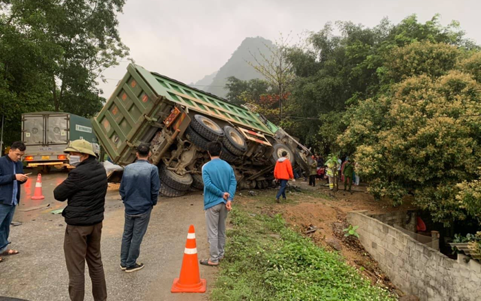 Xe khách đâm xe tải, 3 người tử vong ngay tại chỗ