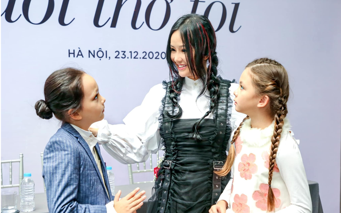 Hồng Nhung lần đầu tiết lộ lí do vì sao con trai 9 tuổi nuôi tóc dài không chịu cắt