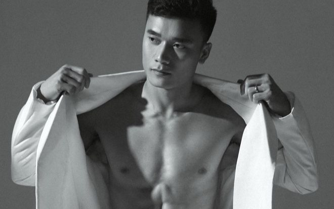 Trước nghịch cảnh, thủ môn Bùi Tiến Dũng có nên nghĩ đến chuyện làm người mẫu?