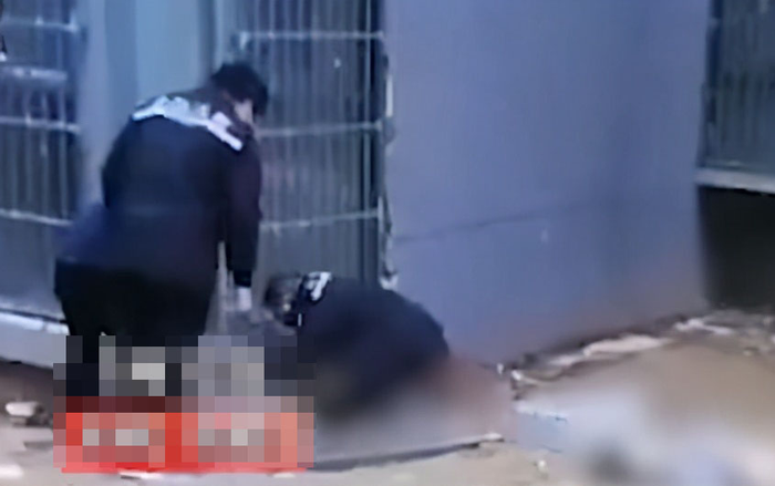 Mẹ trẻ ôm 2 con nhỏ nhảy lầu, nguyên nhân phía sau khiến ai cũng xót xa