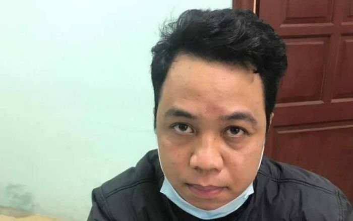 Đi giao hàng cho khách, Shipper tiện tay cướp luôn điện thoại của người đi đường