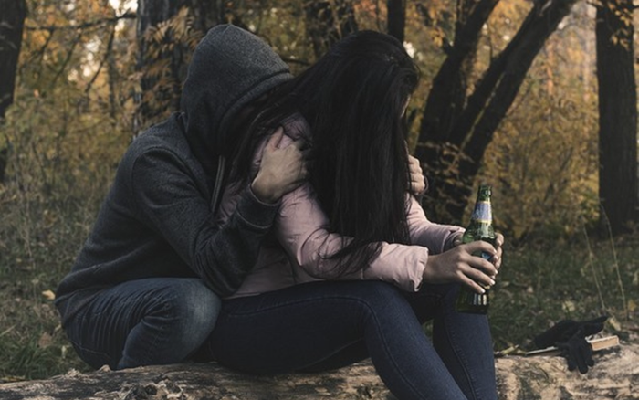 Chị gái bỏ trốn cùng người yêu, mẹ và em gái uống thuốc độc tự tử