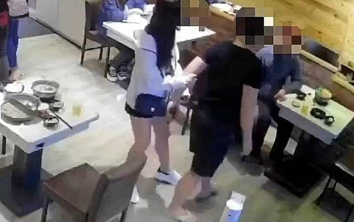 Bạn gái mặc váy ngắn bị thực khách chọc ghẹo, chàng trai có hành động khiến người xung quanh sợ xanh mặt