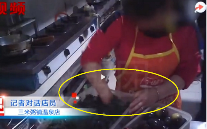 Hãi hùng cảnh nhân viên nhà hàng Trung Quốc bới cháo thừa để nấu lại cho khách