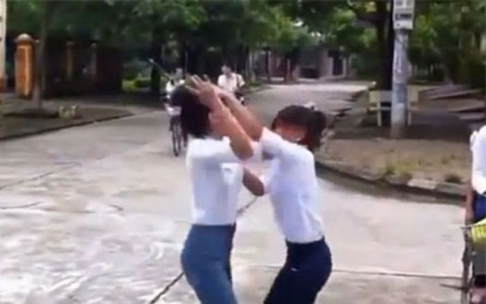 Hà Nội: Công an vào cuộc làm rõ vụ nữ sinh bị bạn lột áo, kéo lê trên đường