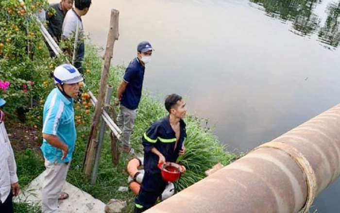 Đang đứng trên cầu ở TP.HCM, cô gái 25 tuổi bỗng nhảy xuống sông tự tử