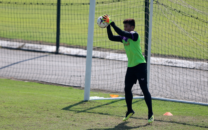 CLB TPHCM gạch tên thủ môn Bùi Tiến Dũng ở trận derby!