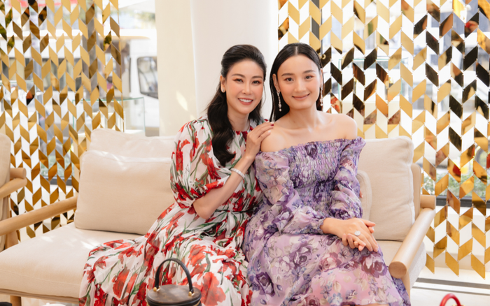 Hoa hậu Hà Kiều Anh rạng rỡ bên cạnh đàn em Lê Thúy với trang phục họa tiết hoa