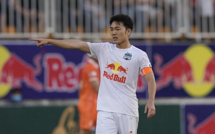 Xuân Trường nổi nóng với ngoại binh Hàn Quốc, HLV Kiatisak nói gì?