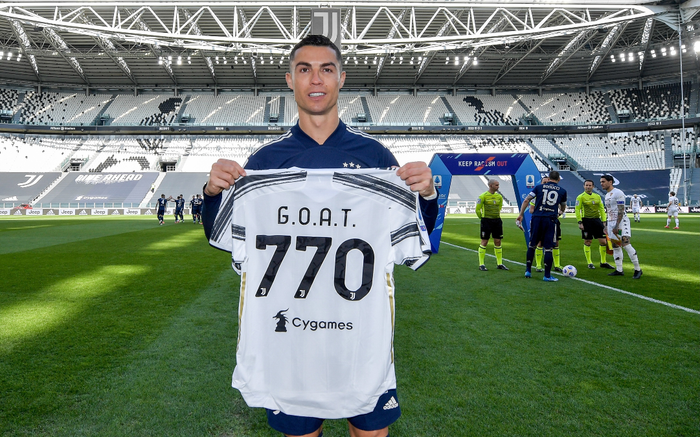 Ronaldo được tặng áo 'Cầu thủ xuất sắc nhất mọi thời đại'
