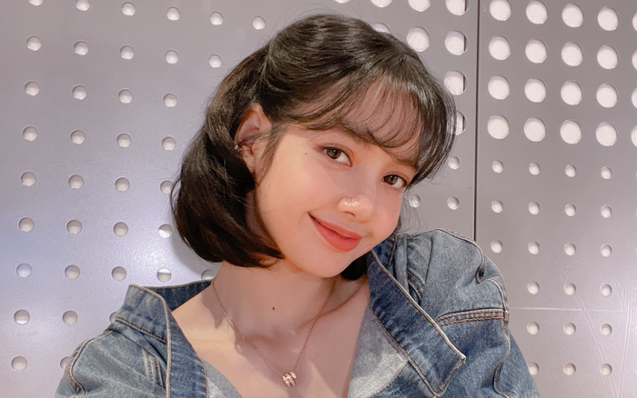 Loạt ảnh cực cute của Lisa (BlackPink): Trẻ măng như mới 18 tuổi