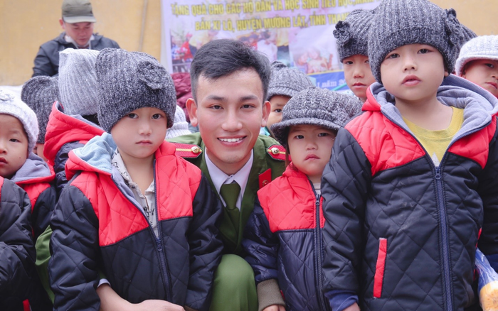 Viên Đình Long: chàng trai có tấm lòng 'vàng', giúp đỡ mọi người vượt qua khó khăn