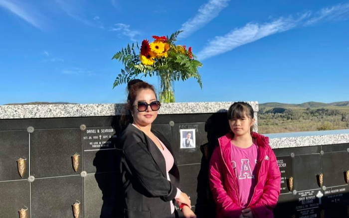 Thuý Nga cùng con gái thăm mộ Chí Tài 100 ngày, hôn lên di ảnh mà trực trào nước mắt