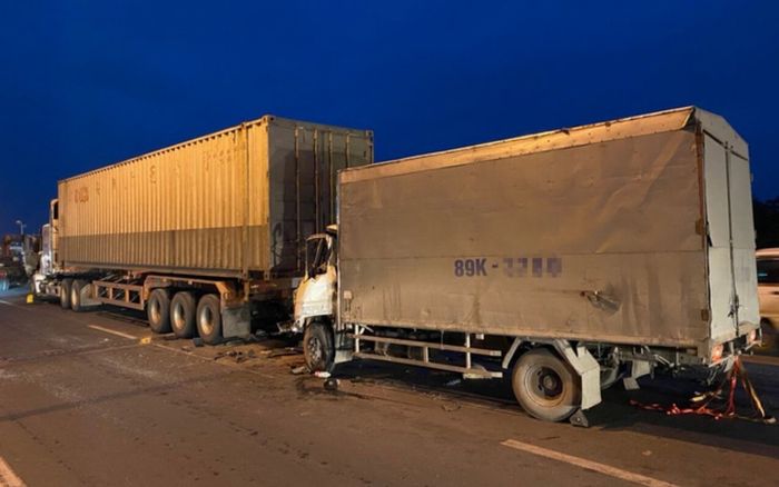 Giải cứu 2 người mắc kẹt trong cabin ô tô sau tai nạn kinh hoàng trên cầu Thanh Trì