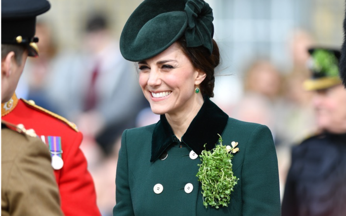 Bí ẩn tủ đồ Hoàng gia: Tại sao Kate Middleton thích mặc màu xanh lá cây?
