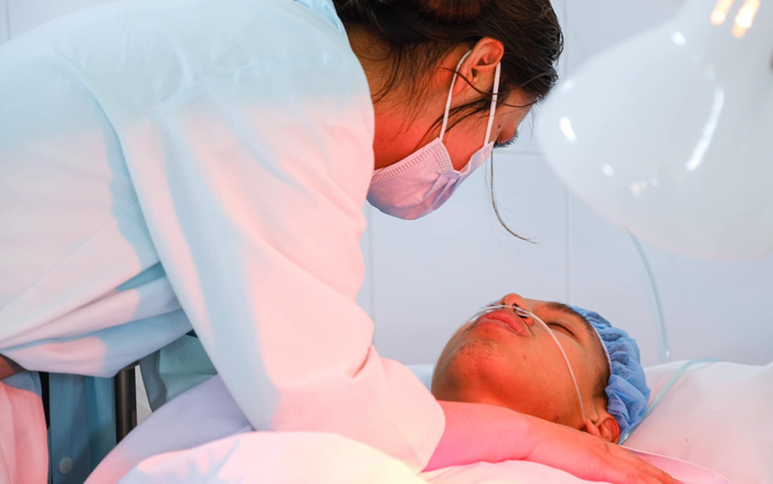 Vợ Hùng Dũng tê tái nhìn chồng hôn mê sau cuộc phẫu thuật