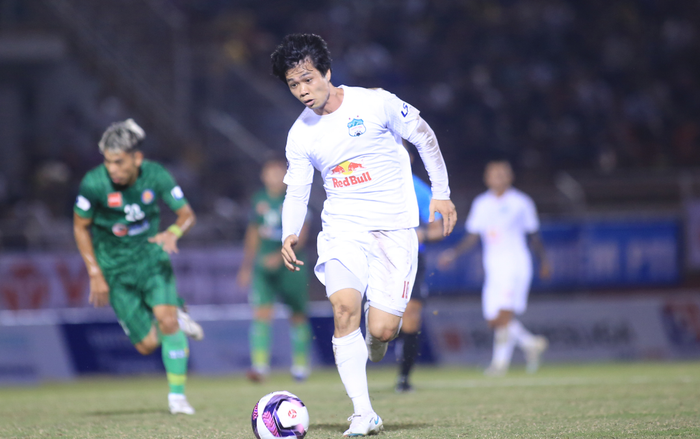 Công Phượng lập siêu phẩm, HAGL thắng đậm Viettel lên đỉnh BXH V.League 2021