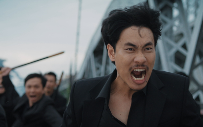 'Chìa khóa trăm tỷ': Kiều Minh Tuấn mặt ngầu 1 mình chống lại 10 người, Thu Trang hỏi: 'Võ sĩ thiệt?'