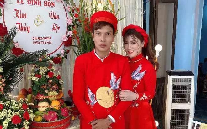 YouTuber Lộc 'phụ hồ' tổ chức lễ đính hôn, nhan sắc xinh đẹp của cô dâu chiếm spotlight