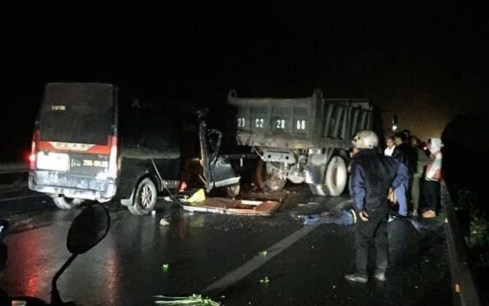 Thái Nguyên: Xe khách đâm vào đuôi xe tải trong đêm khiến 3 người tử vong