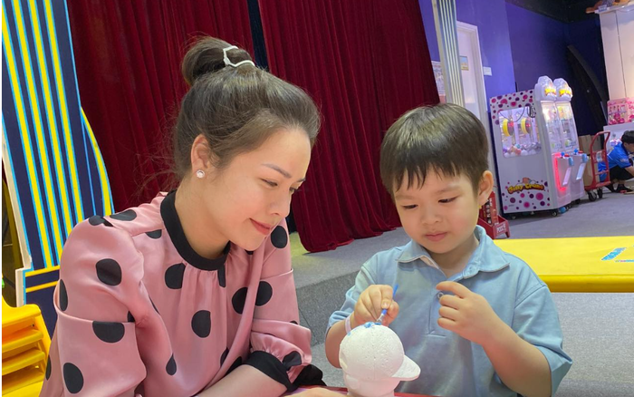 Sau khi thắng kiện, Nhật Kim Anh đưa con đi chơi, hành động của bé Tin khiến ai cũng xúc động
