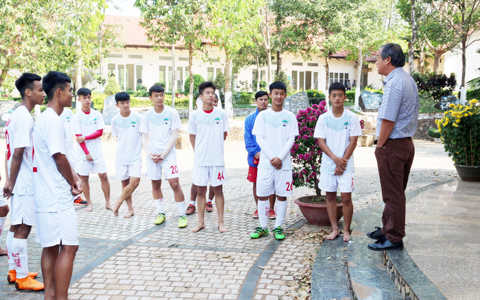 Nhìn nỗi đau Hùng Dũng để thấy bầu Đức dạy cầu thủ là tấm gương sáng cho cả nền bóng đá!