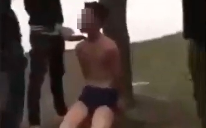 Rùng mình cảnh nam thanh niên bị nhóm người đánh đập, hành hạ dã man như thời Trung cổ