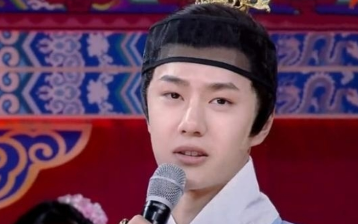 Vương Nhất Bác mặc Hán Phục, và đôi giày bị soi nhiều nhất vì điều này!