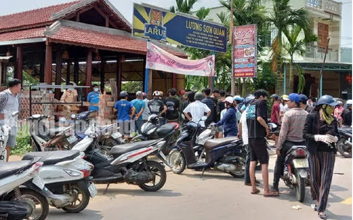 Nghi vợ ngoại tình, chồng chém tử vong đầu bếp, vợ bị thương nặng