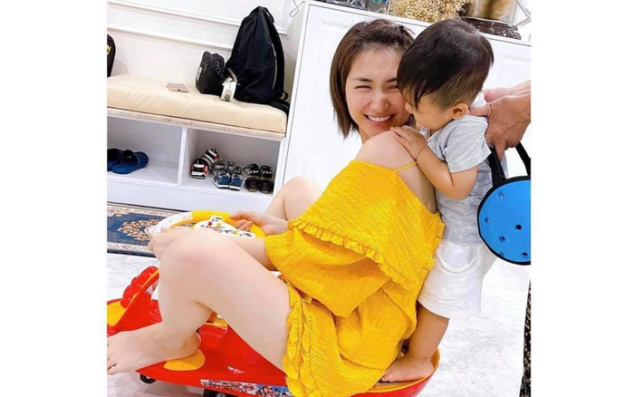 Hoà Minzy khoe ảnh chồng con vui đùa, thiếu gia Minh Hải bị soi mặc áo thiếu vải