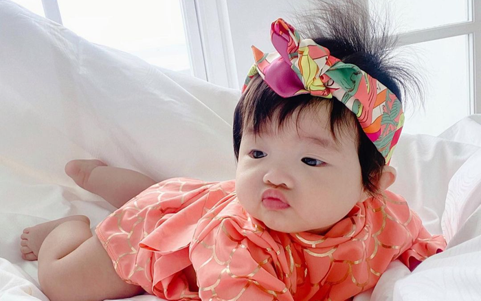 Được cho mặc đồ hiệu nhưng con gái Đông Nhi lại 'khó ở' ra mặt