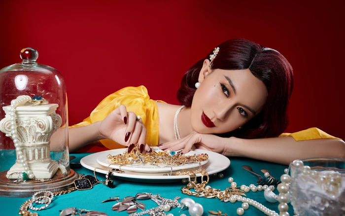 Trở lại những năm 1960 cùng với Lynk Lee: Goá phụ đen trong bộ đầm vàng!